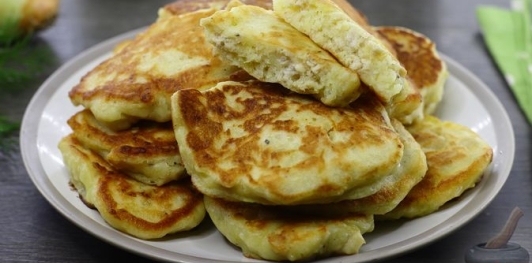 Фото приготовления рецепта: Жареные ленивые пирожки с куриным фаршем (на кефире) - шаг №25