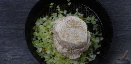 Фото приготовления рецепта: Жареные ленивые пирожки с куриным фаршем (на кефире) - шаг №4