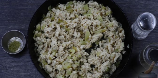 Фото приготовления рецепта: Жареные ленивые пирожки с куриным фаршем (на кефире) - шаг №6