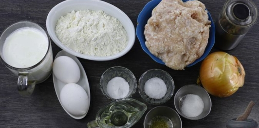 Фото приготовления рецепта: Жареные ленивые пирожки с куриным фаршем (на кефире) - шаг №1