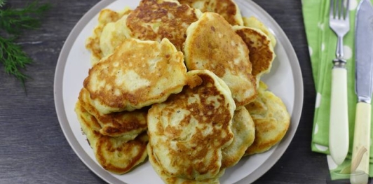 Фото приготовления рецепта: Жареные ленивые пирожки с куриным фаршем (на кефире) - шаг №23