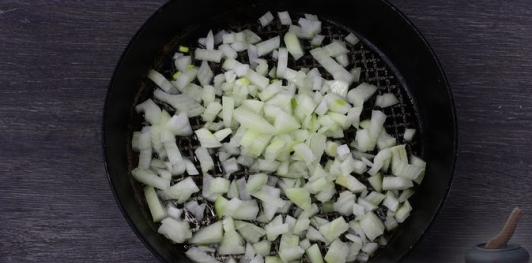 Фото приготовления рецепта: Жареные ленивые пирожки с куриным фаршем (на кефире) - шаг №2