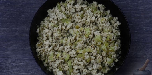 Фото приготовления рецепта: Жареные ленивые пирожки с куриным фаршем (на кефире) - шаг №7