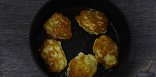 Фото приготовления рецепта: Жареные ленивые пирожки с куриным фаршем (на кефире) - шаг №21