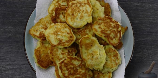 Фото приготовления рецепта: Жареные ленивые пирожки с куриным фаршем (на кефире) - шаг №22