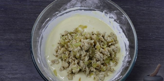 Фото приготовления рецепта: Жареные ленивые пирожки с куриным фаршем (на кефире) - шаг №18