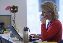 Ученый объяснил, почему у женщин на Западе изменился тембр голоса