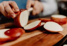 Диетолог предупредил о последствиях злоупотребления яблоками