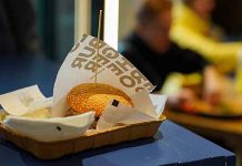 Нутрициолог объяснил, откуда пошел тренд на «правильный» фастфуд