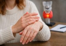 LED-маска для рук обещает омоложение: почему результат оказывается скромнее рекламы