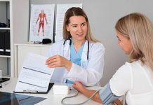 Врач перечислил неочевидные симптомы рака