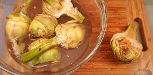 Фото приготовления рецепта: Артишоки, запечённые с сыром и сливками - шаг №2