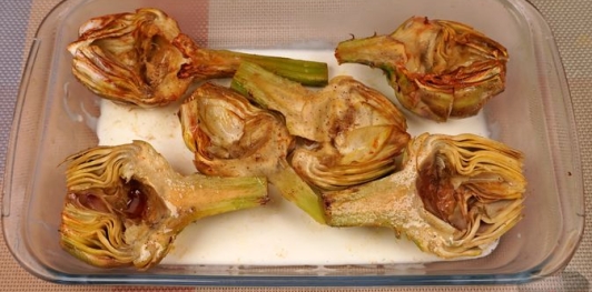 Фото приготовления рецепта: Артишоки, запечённые с сыром и сливками - шаг №5