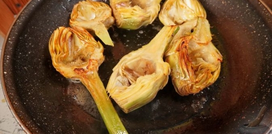 Фото приготовления рецепта: Артишоки, запечённые с сыром и сливками - шаг №4