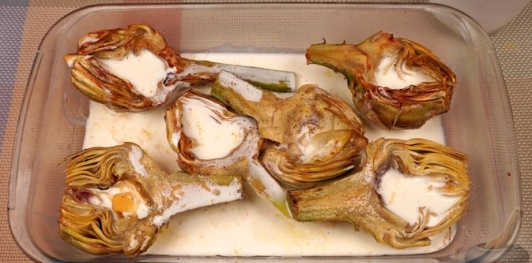 Фото приготовления рецепта: Артишоки, запечённые с сыром и сливками - шаг №6