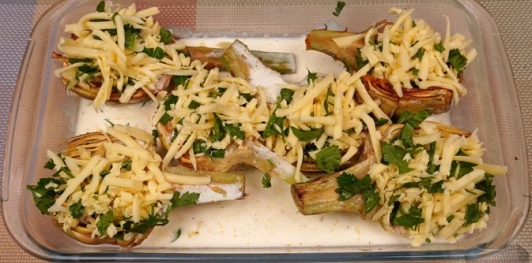 Фото приготовления рецепта: Артишоки, запечённые с сыром и сливками - шаг №10