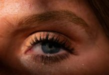 Эффект опахала за 50 рублей: это копеечное средство сделает ваши ресницы густыми как у куклы