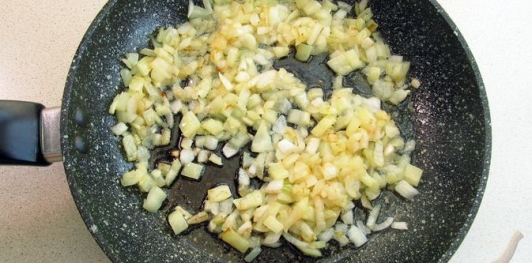 Фото приготовления рецепта: Баклажаны, фаршированные помидорами и перцем с луком и чесноком - шаг №9