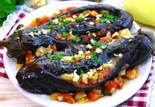 Баклажаны, фаршированные помидорами и перцем с луком и чесноком