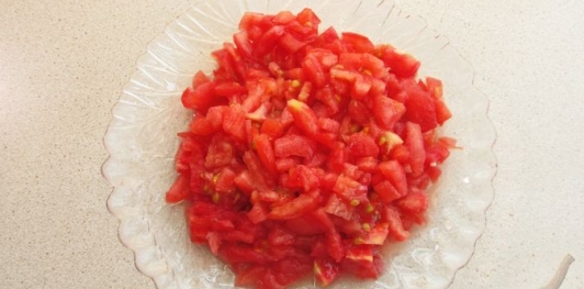 Фото приготовления рецепта: Баклажаны, фаршированные помидорами и перцем с луком и чесноком - шаг №8