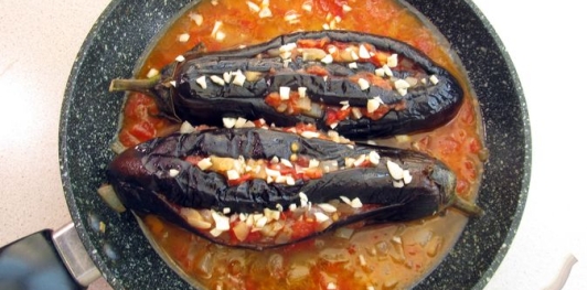 Фото приготовления рецепта: Баклажаны, фаршированные помидорами и перцем с луком и чесноком - шаг №16