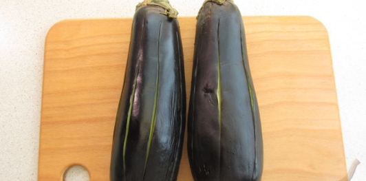 Фото приготовления рецепта: Баклажаны, фаршированные помидорами и перцем с луком и чесноком - шаг №2