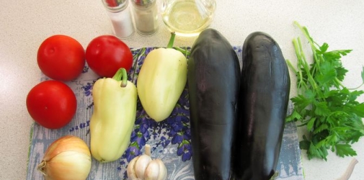 Фото приготовления рецепта: Баклажаны, фаршированные помидорами и перцем с луком и чесноком - шаг №1