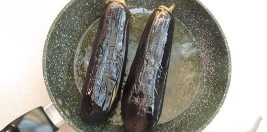 Фото приготовления рецепта: Баклажаны, фаршированные помидорами и перцем с луком и чесноком - шаг №5