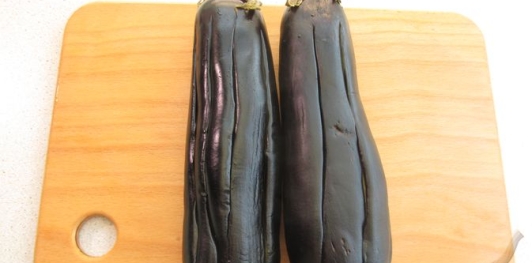 Фото приготовления рецепта: Баклажаны, фаршированные помидорами и перцем с луком и чесноком - шаг №4