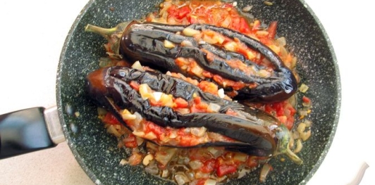 Фото приготовления рецепта: Баклажаны, фаршированные помидорами и перцем с луком и чесноком - шаг №13