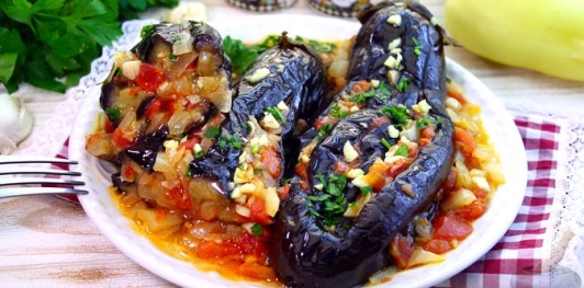 Фото приготовления рецепта: Баклажаны, фаршированные помидорами и перцем с луком и чесноком - шаг №18