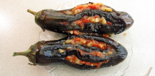 Фото приготовления рецепта: Баклажаны, фаршированные помидорами и перцем с луком и чесноком - шаг №12