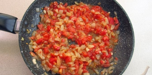 Фото приготовления рецепта: Баклажаны, фаршированные помидорами и перцем с луком и чесноком - шаг №11