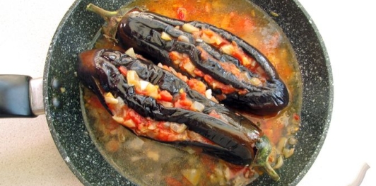 Фото приготовления рецепта: Баклажаны, фаршированные помидорами и перцем с луком и чесноком - шаг №14