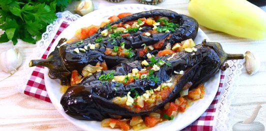 Фото приготовления рецепта: Баклажаны, фаршированные помидорами и перцем с луком и чесноком - шаг №17