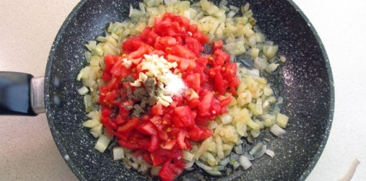 Фото приготовления рецепта: Баклажаны, фаршированные помидорами и перцем с луком и чесноком - шаг №10