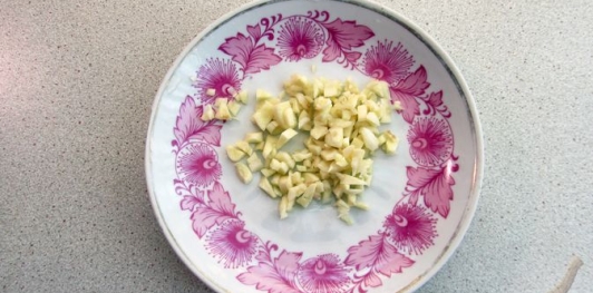 Фото приготовления рецепта: Баклажаны, фаршированные помидорами и перцем с луком и чесноком - шаг №7