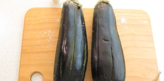 Фото приготовления рецепта: Баклажаны, фаршированные помидорами и перцем с луком и чесноком - шаг №3