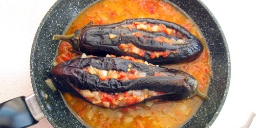 Фото приготовления рецепта: Баклажаны, фаршированные помидорами и перцем с луком и чесноком - шаг №15