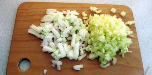 Фото приготовления рецепта: Баклажаны, фаршированные помидорами и перцем с луком и чесноком - шаг №6