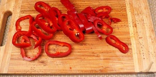 Фото приготовления рецепта: Бараньи рёбрышки, запечённые с помидорами и перцем под острым соусом - шаг №3