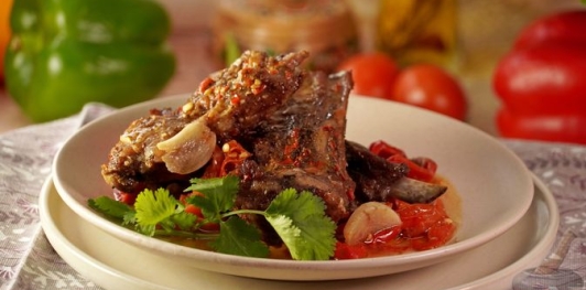 Фото приготовления рецепта: Бараньи рёбрышки, запечённые с помидорами и перцем под острым соусом - шаг №20