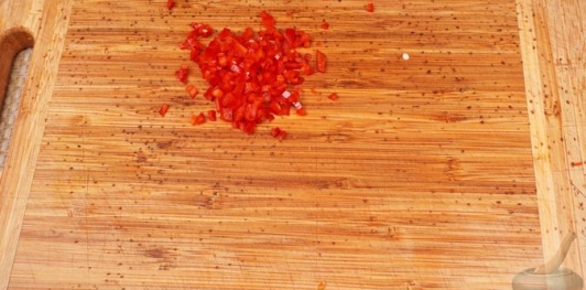 Фото приготовления рецепта: Бараньи рёбрышки, запечённые с помидорами и перцем под острым соусом - шаг №7