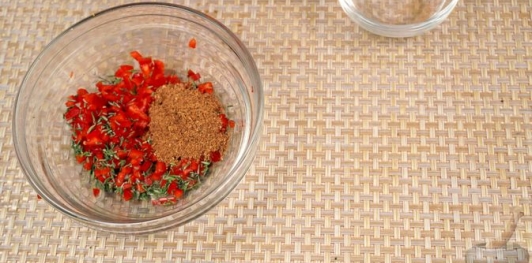 Фото приготовления рецепта: Бараньи рёбрышки, запечённые с помидорами и перцем под острым соусом - шаг №9