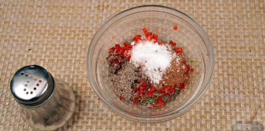 Фото приготовления рецепта: Бараньи рёбрышки, запечённые с помидорами и перцем под острым соусом - шаг №11