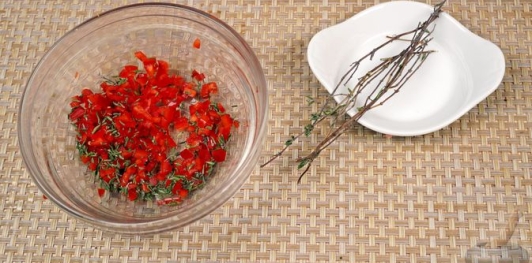 Фото приготовления рецепта: Бараньи рёбрышки, запечённые с помидорами и перцем под острым соусом - шаг №8