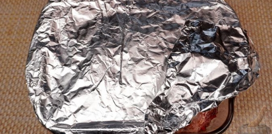 Фото приготовления рецепта: Бараньи рёбрышки, запечённые с помидорами и перцем под острым соусом - шаг №17