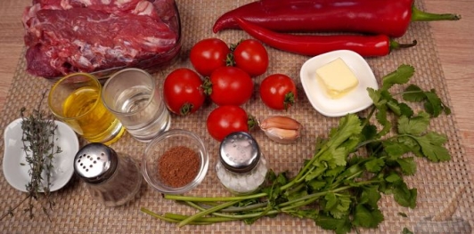 Фото приготовления рецепта: Бараньи рёбрышки, запечённые с помидорами и перцем под острым соусом - шаг №1