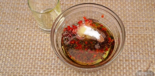 Фото приготовления рецепта: Бараньи рёбрышки, запечённые с помидорами и перцем под острым соусом - шаг №12