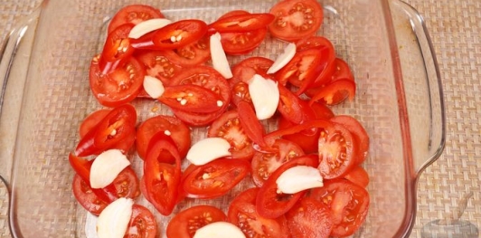 Фото приготовления рецепта: Бараньи рёбрышки, запечённые с помидорами и перцем под острым соусом - шаг №6